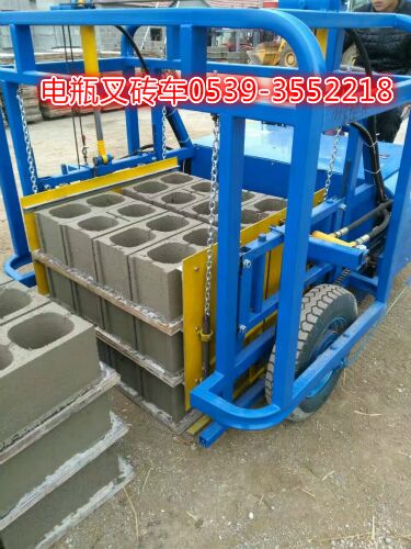 空心磚電瓶拉坯車與運(yùn)磚車 免燒磚機(jī)的高效物流拍檔